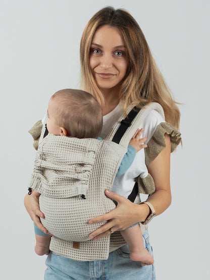 Die Revolution der Einfachheit! Passe Stegbreite und Rückenhöhe mit nur einem Handgriff perfekt an dein Baby an. Schneller geht Tragen nicht.