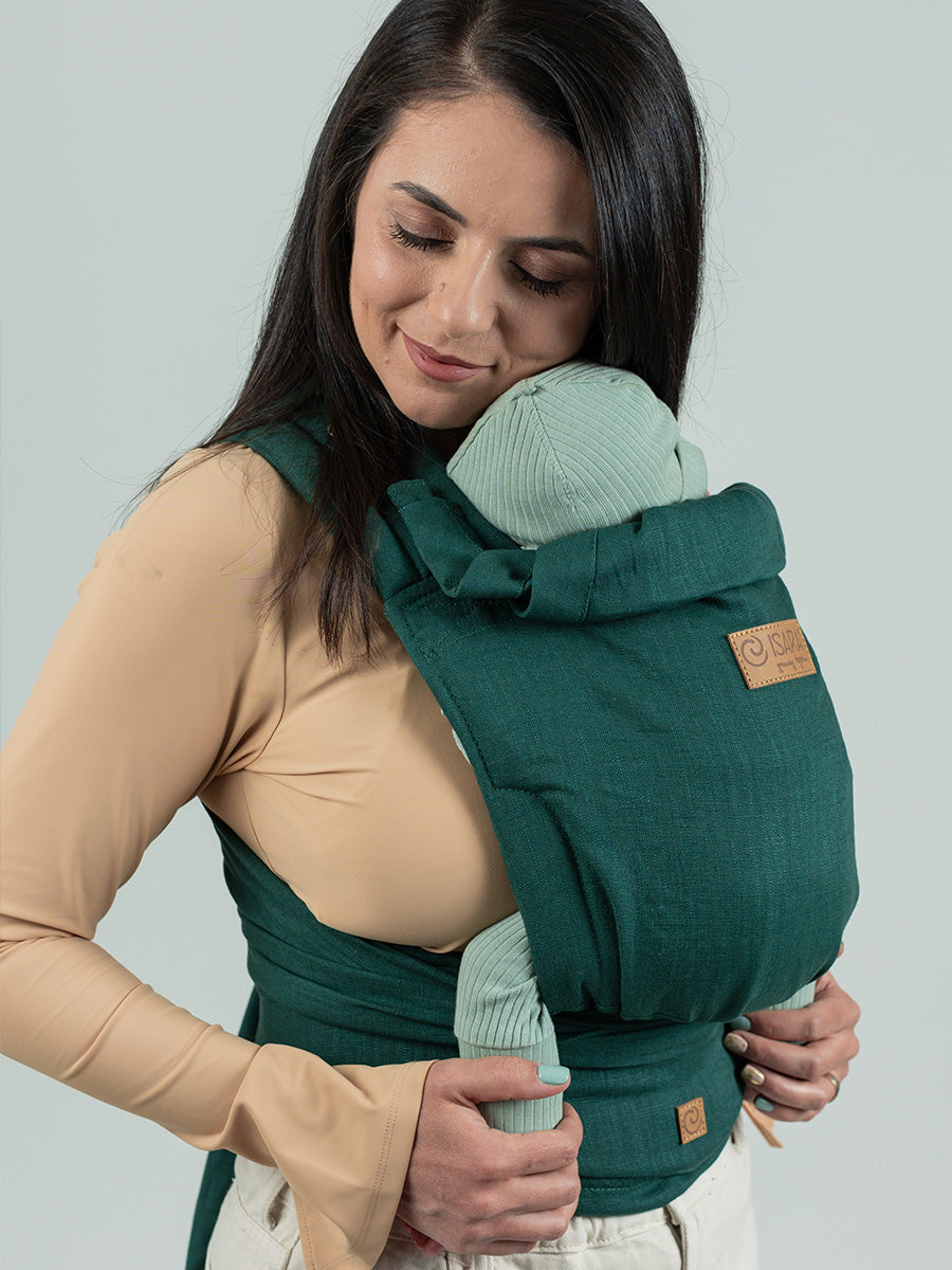 Stabiler Schnallengurt und kuschelige Bindeträger. Die stufenlos mitwachsende Half-Buckle Trage passt sich ab Geburt in Sekunden perfekt an dein Baby an.
