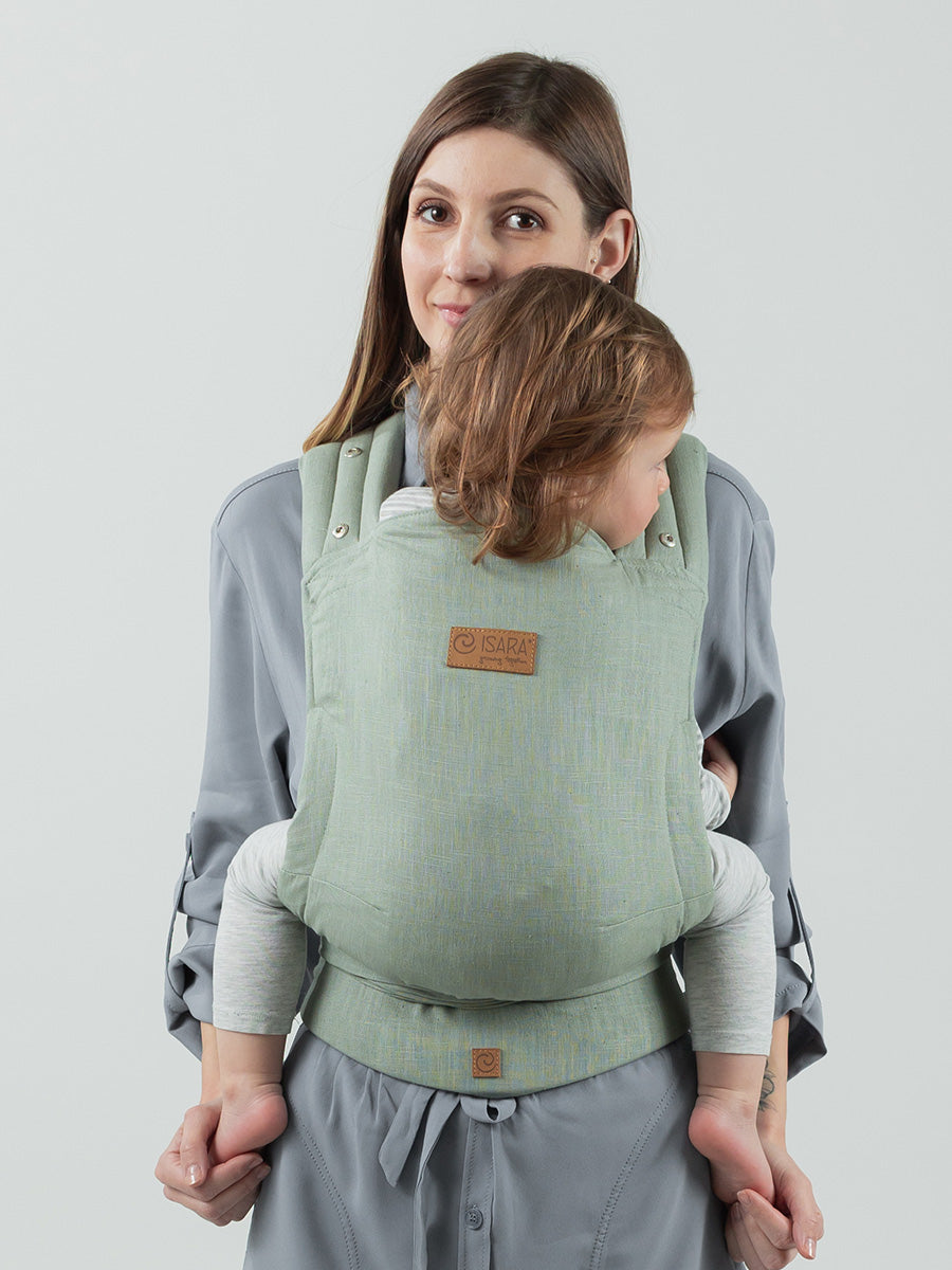 Stabiler Schnallengurt und kuschelige Bindeträger. Die stufenlos mitwachsende Half-Buckle Trage passt sich ab Geburt in Sekunden perfekt an dein Baby an.