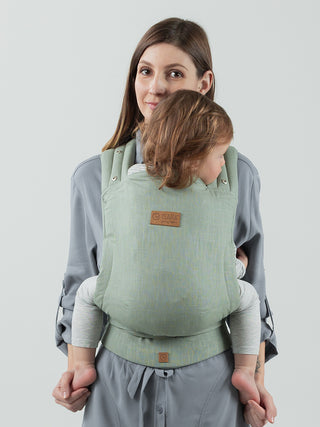 Stabiler Schnallengurt und kuschelige Bindeträger. Die stufenlos mitwachsende Half-Buckle Trage passt sich ab Geburt in Sekunden perfekt an dein Baby an.