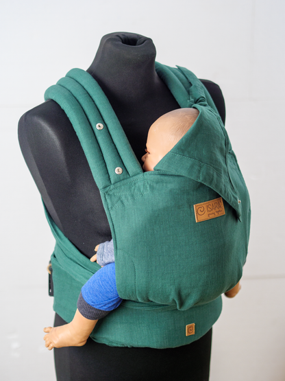 Stabiler Schnallengurt und kuschelige Bindeträger. Die stufenlos mitwachsende Half-Buckle Trage passt sich ab Geburt in Sekunden perfekt an dein Baby an.