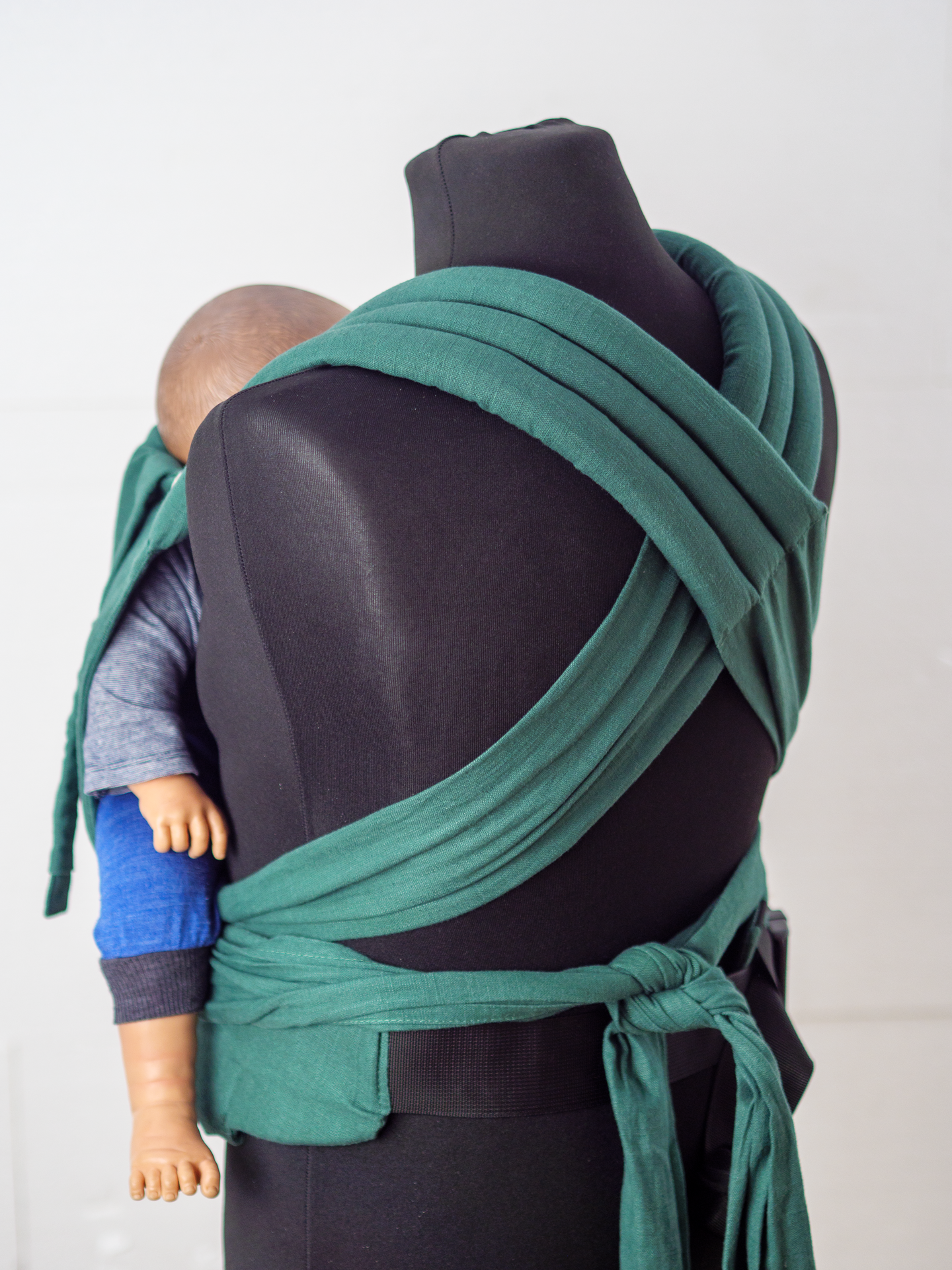 Stabiler Schnallengurt und kuschelige Bindeträger. Die stufenlos mitwachsende Half-Buckle Trage passt sich ab Geburt in Sekunden perfekt an dein Baby an.