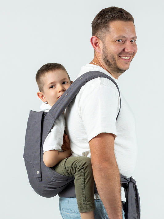 Bequem wandern und reisen mit großen Traglingen! Die ISARA Quick Halfbuckle verteilt das Gewicht von Kindern bis 30 kg optimal auf Schultern und Hüfte.