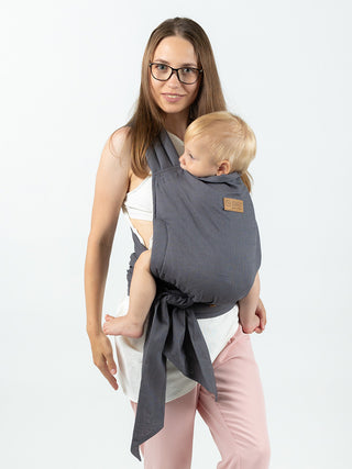 Bequem wandern und reisen mit großen Traglingen! Die ISARA Quick Halfbuckle verteilt das Gewicht von Kindern bis 30 kg optimal auf Schultern und Hüfte.
