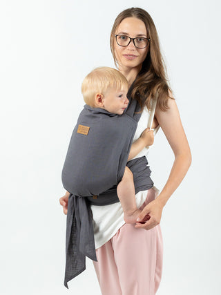Bequem wandern und reisen mit großen Traglingen! Die ISARA Quick Halfbuckle verteilt das Gewicht von Kindern bis 30 kg optimal auf Schultern und Hüfte.