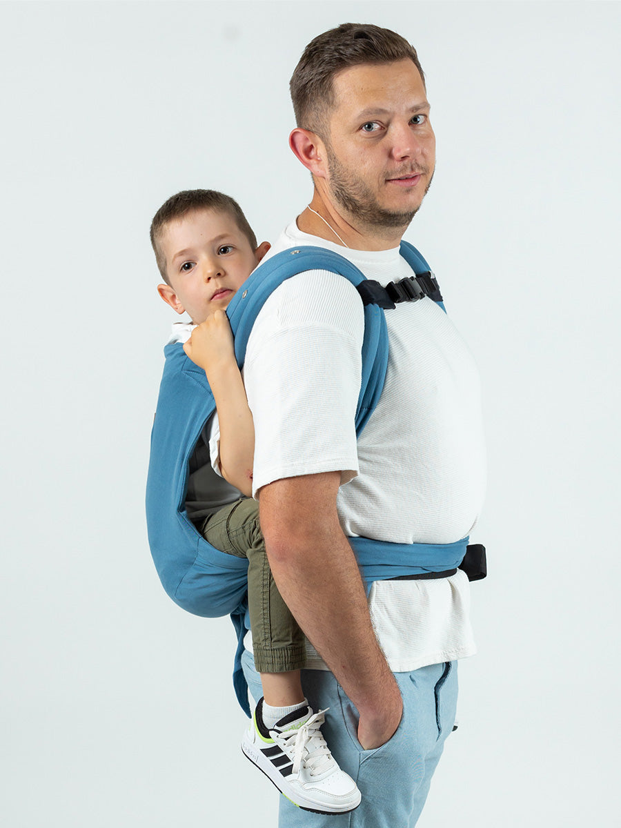 Bequem wandern und reisen mit großen Traglingen! Die ISARA Quick Halfbuckle verteilt das Gewicht von Kindern bis 30 kg optimal auf Schultern und Hüfte.