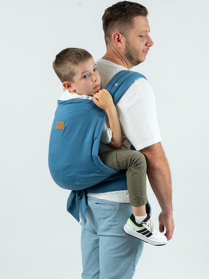 Bequem wandern und reisen mit großen Traglingen! Die ISARA Quick Halfbuckle verteilt das Gewicht von Kindern bis 30 kg optimal auf Schultern und Hüfte.