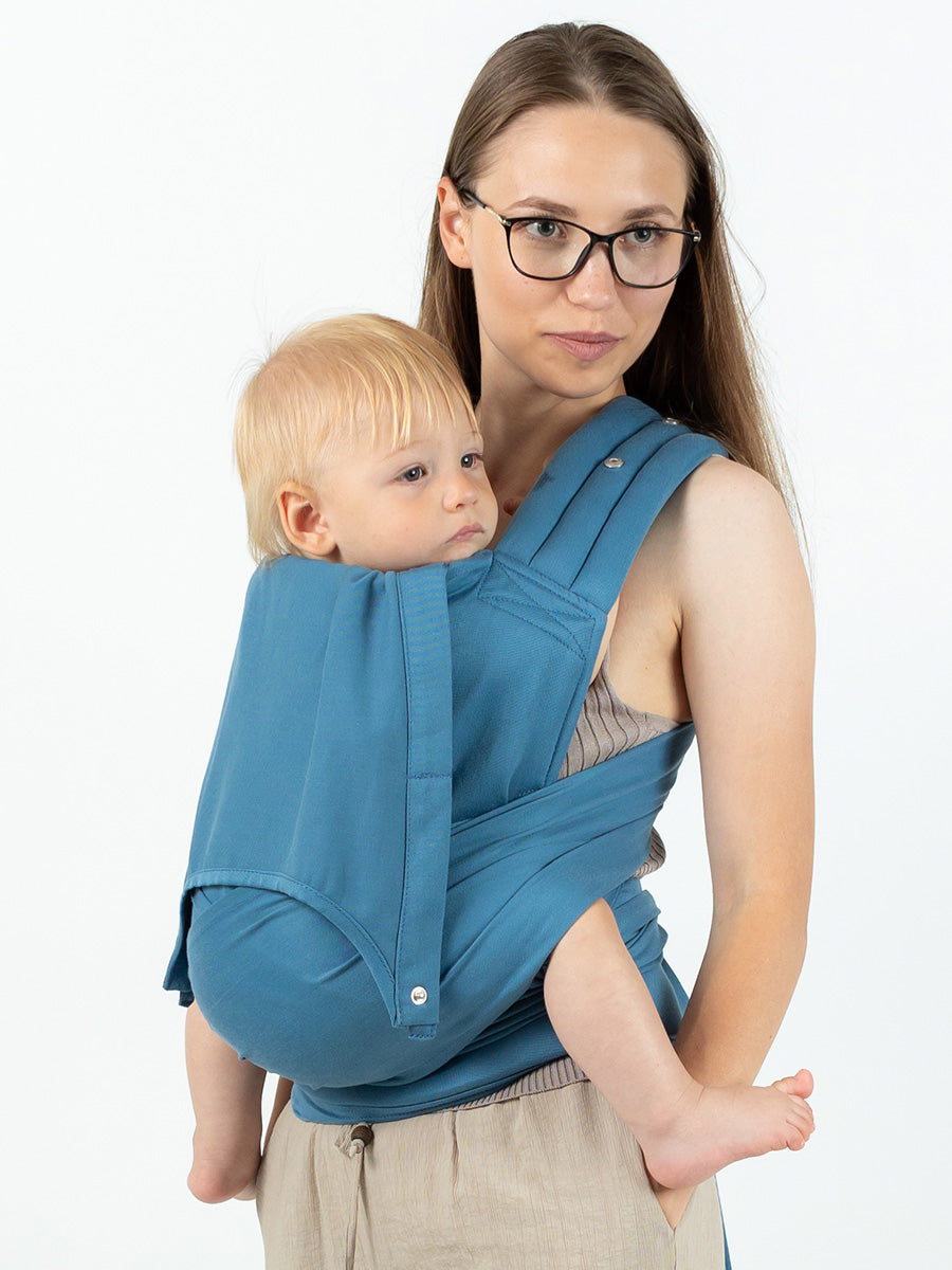 Bequem wandern und reisen mit großen Traglingen! Die ISARA Quick Halfbuckle verteilt das Gewicht von Kindern bis 30 kg optimal auf Schultern und Hüfte.
