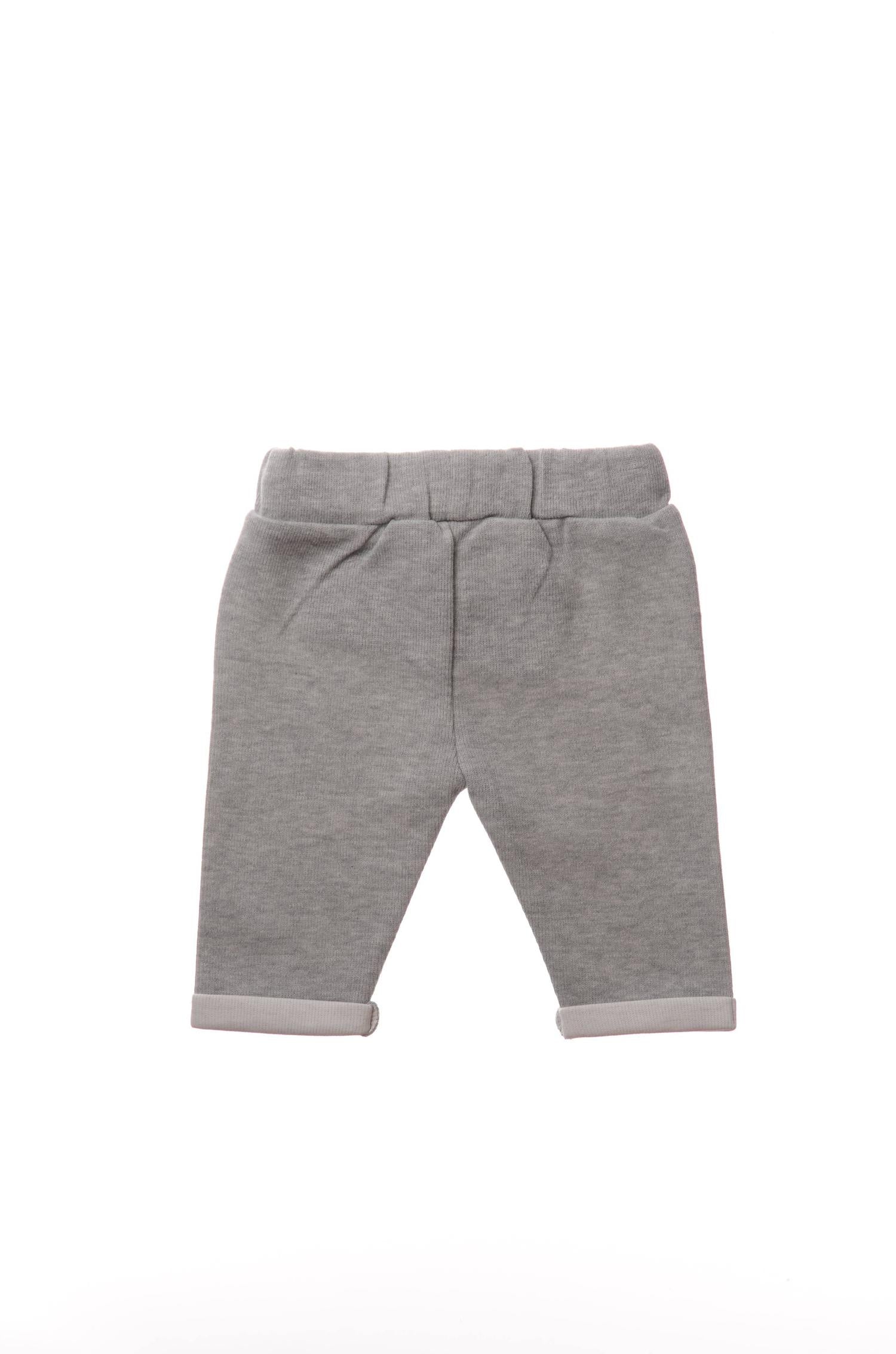 Lässiger Strick-Look für kleine Entdecker! Die bequeme Babyhose aus 100% weicher Baumwolle überzeugt mit Komfortbund und stylischen Zierknöpfen.