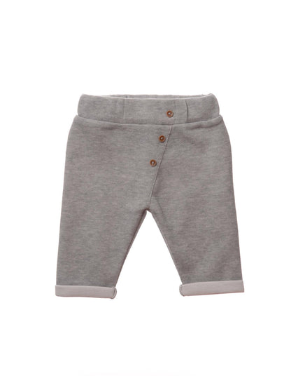 Lässiger Strick-Look für kleine Entdecker! Die bequeme Babyhose aus 100% weicher Baumwolle überzeugt mit Komfortbund und stylischen Zierknöpfen.