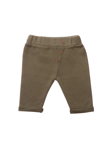 Lässiger Strick-Look für kleine Entdecker! Die bequeme Babyhose aus 100% weicher Baumwolle überzeugt mit Komfortbund und stylischen Zierknöpfen.