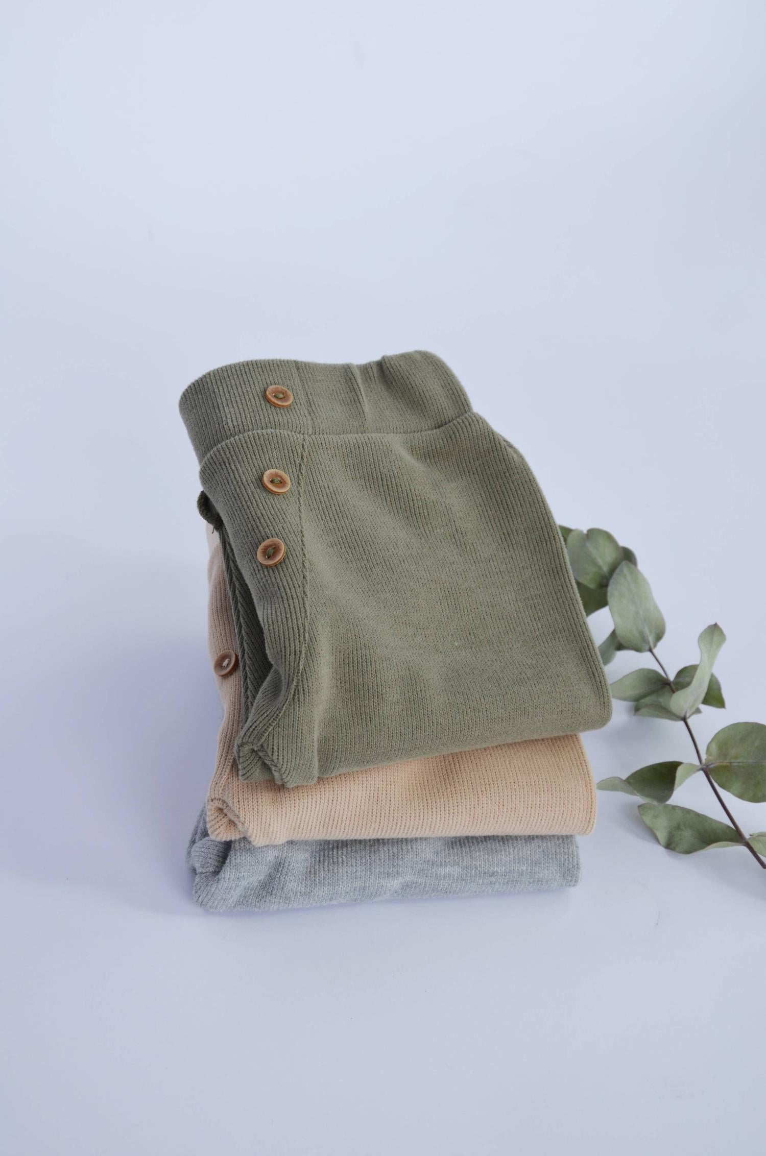 Lässiger Strick-Look für kleine Entdecker! Die bequeme Babyhose aus 100% weicher Baumwolle überzeugt mit Komfortbund und stylischen Zierknöpfen.