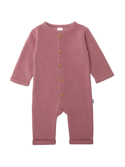 Nachhaltig und unglaublich bequem! Der weiche Baby-Overall in toller Ripp-Struktur aus reiner Bio-Baumwolle ist ideal zum Spielen und Schlafen.
