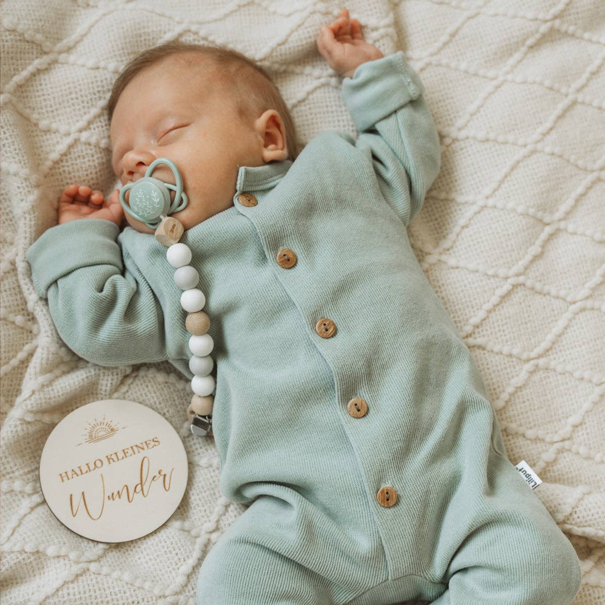 Nachhaltig und unglaublich bequem! Der weiche Baby-Overall in toller Ripp-Struktur aus reiner Bio-Baumwolle ist ideal zum Spielen und Schlafen.