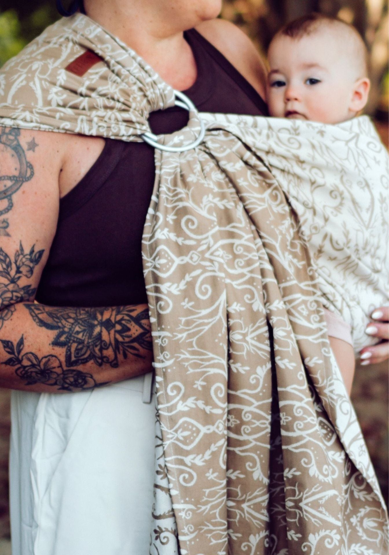 Blitzschnell angelegt und perfekt für kleine Laufanfänger. Der minimalistische Ring Sling aus seidenweicher Bio-Baumwolle schont deine Nerven beim häufigen Auf-und-Ab.