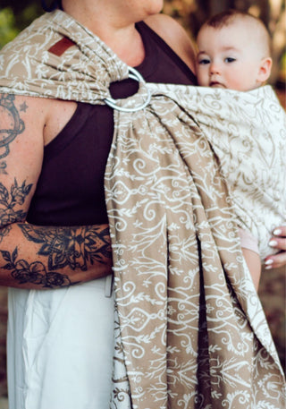 Blitzschnell angelegt und perfekt für kleine Laufanfänger. Der minimalistische Ring Sling aus seidenweicher Bio-Baumwolle schont deine Nerven beim häufigen Auf-und-Ab.