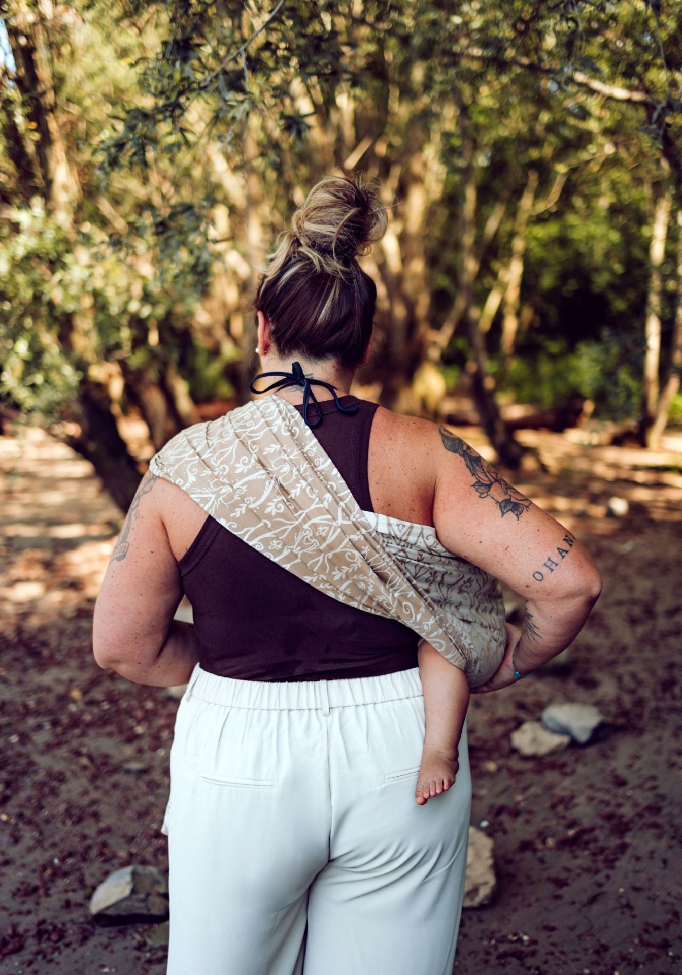 Blitzschnell angelegt und perfekt für kleine Laufanfänger. Der minimalistische Ring Sling aus seidenweicher Bio-Baumwolle schont deine Nerven beim häufigen Auf-und-Ab.