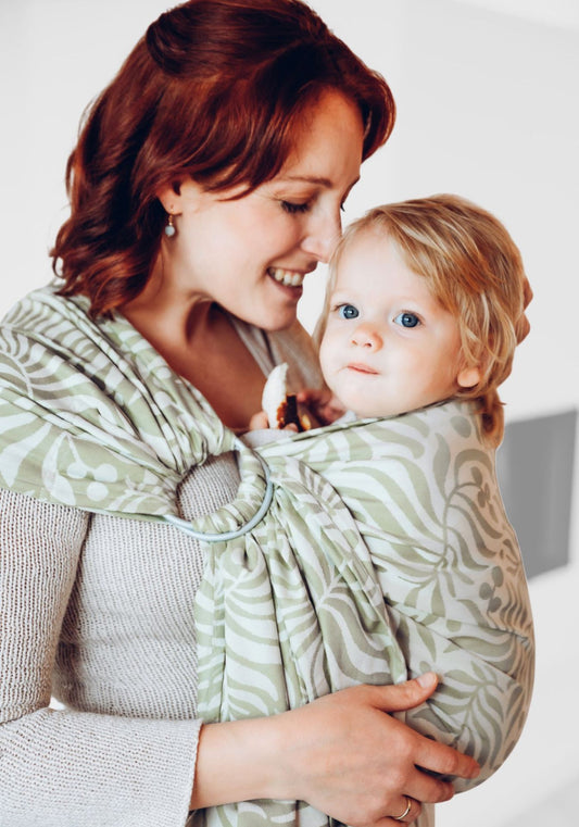 Blitzschnell angelegt und perfekt für kleine Laufanfänger. Der minimalistische Ring Sling aus seidenweicher Bio-Baumwolle schont deine Nerven beim häufigen Auf-und-Ab.