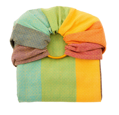 Warmer Schimmer und genialer Halt! Der handgewebte Ring Sling in den """"Gold Rainbow"""" Farben ist besonders griffig und ideal ab Geburt bis ins Kleinkindalter.""