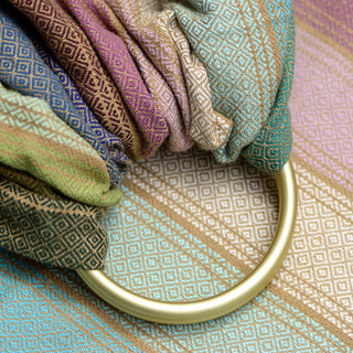 Die Sonne zum Anziehen! Der handgewebte Ring Sling in strahlenden Gelbtönen ist blitzschnell angelegt und bietet festen Halt für dein Kleinkind.
