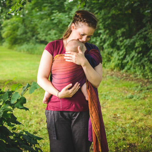 Elegante Geborgenheit im Alltag. Der handgewebte Ring Sling in tiefen Indigotönen bietet dank Diamant-Webung perfekten Halt und maximale Unterstützung.