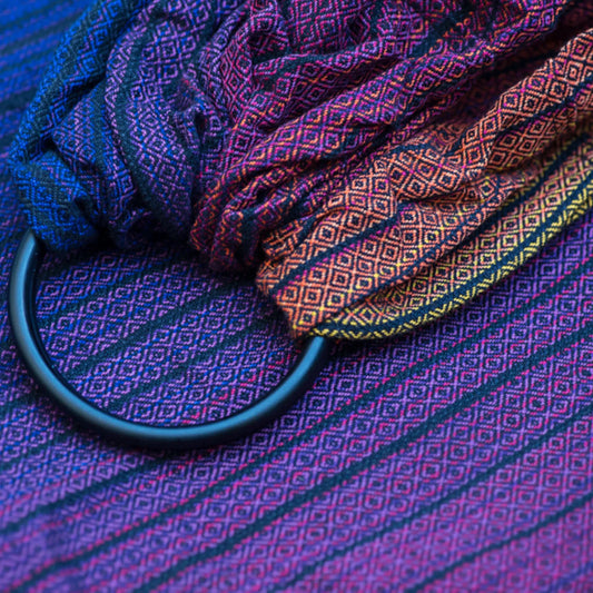 Elegante Geborgenheit im Alltag. Der handgewebte Ring Sling in tiefen Indigotönen bietet dank Diamant-Webung perfekten Halt und maximale Unterstützung.
