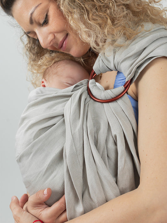 Ideal für kurze Wege, im Haushalt oder bei quengeligen Babys am Abend. Der butterweiche Ring Sling ermöglicht schnelles Tragen ab Geburt ohne Binden.
