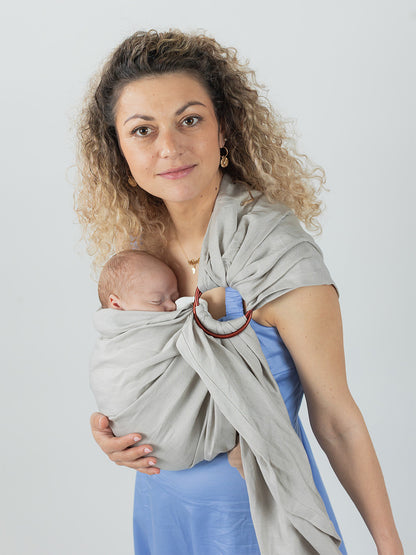 Ideal für kurze Wege, im Haushalt oder bei quengeligen Babys am Abend. Der butterweiche Ring Sling ermöglicht schnelles Tragen ab Geburt ohne Binden.