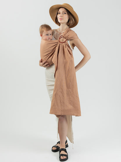 Ideal für kurze Wege, im Haushalt oder bei quengeligen Babys am Abend. Der butterweiche Ring Sling ermöglicht schnelles Tragen ab Geburt ohne Binden.