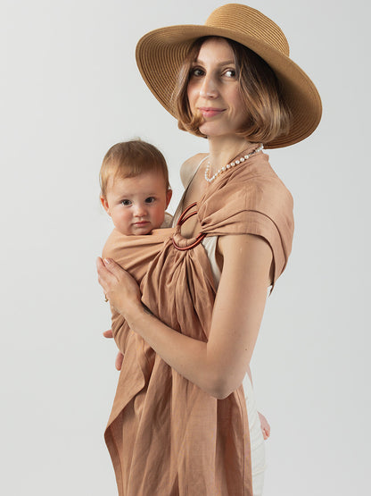 Ideal für kurze Wege, im Haushalt oder bei quengeligen Babys am Abend. Der butterweiche Ring Sling ermöglicht schnelles Tragen ab Geburt ohne Binden.