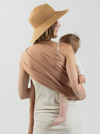 Ideal für kurze Wege, im Haushalt oder bei quengeligen Babys am Abend. Der butterweiche Ring Sling ermöglicht schnelles Tragen ab Geburt ohne Binden.