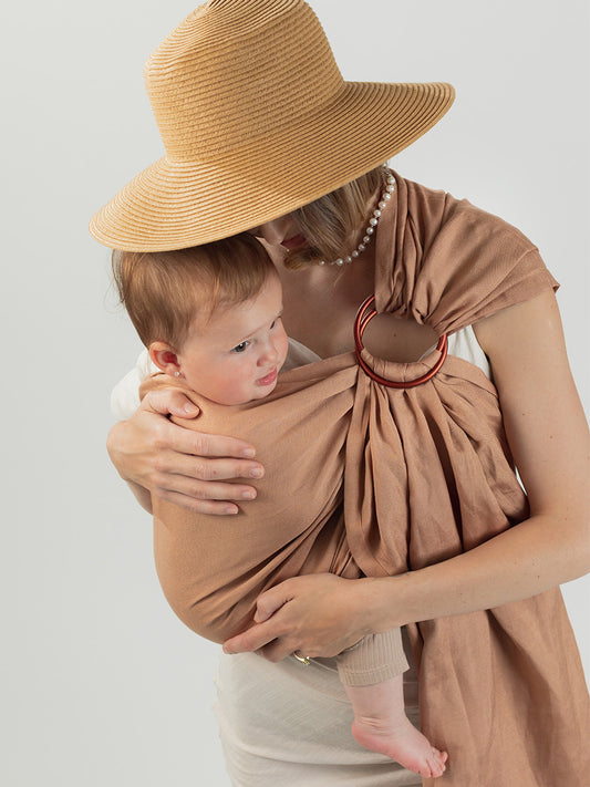 Ideal für kurze Wege, im Haushalt oder bei quengeligen Babys am Abend. Der butterweiche Ring Sling ermöglicht schnelles Tragen ab Geburt ohne Binden.