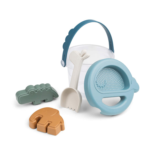 Bereit für die Buddelkiste! Das robuste Sand-Set in dänischem Design hält jedem Strandabenteuer stand und fördert die motorischen Fähigkeiten deines Kindes.
