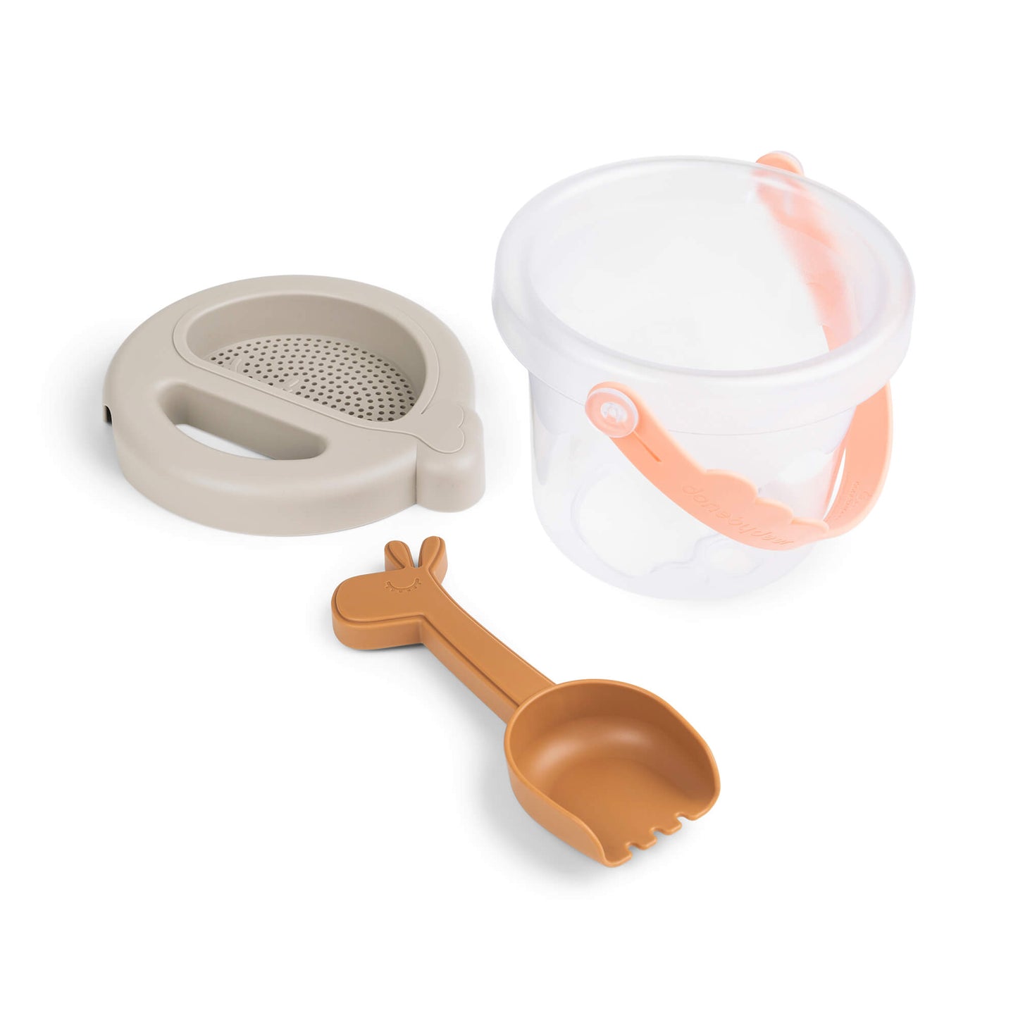 Bereit für die Buddelkiste! Das robuste Sand-Set in dänischem Design hält jedem Strandabenteuer stand und fördert die motorischen Fähigkeiten deines Kindes.