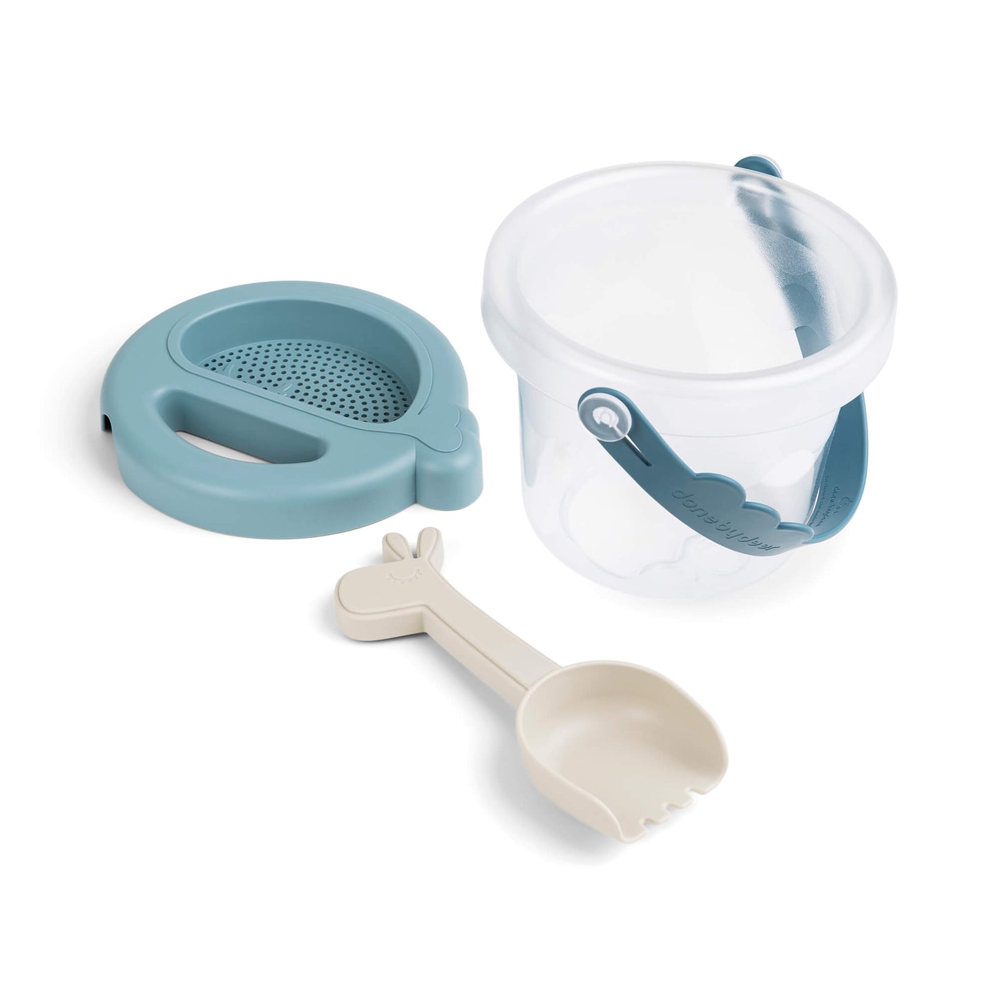 Bereit für die Buddelkiste! Das robuste Sand-Set in dänischem Design hält jedem Strandabenteuer stand und fördert die motorischen Fähigkeiten deines Kindes.