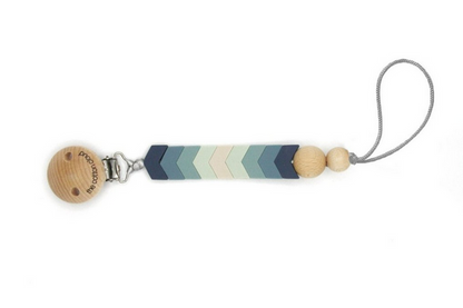 Nie wieder verlorene Schnuller! Die stylische Schnullerkette im modernen Chevron-Design aus weichem Silikon und Naturholz ist sicher und praktisch.