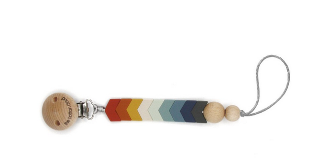 Nie wieder verlorene Schnuller! Die stylische Schnullerkette im modernen Chevron-Design aus weichem Silikon und Naturholz ist sicher und praktisch.