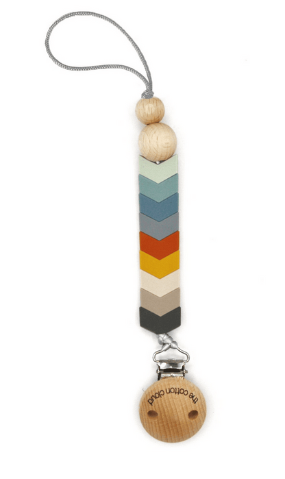 Nie wieder verlorene Schnuller! Die stylische Schnullerkette im modernen Chevron-Design aus weichem Silikon und Naturholz ist sicher und praktisch.