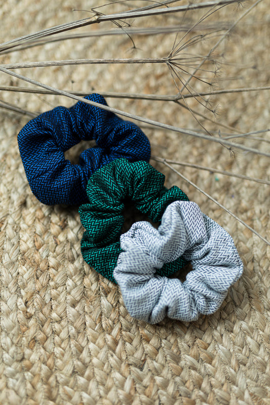 Das perfekte Accessoire zur Babytrage! Das voluminöse Haargummi aus original LennyLamb Tragetuchstoff ist schonend zum Haar und super nachhaltig.
