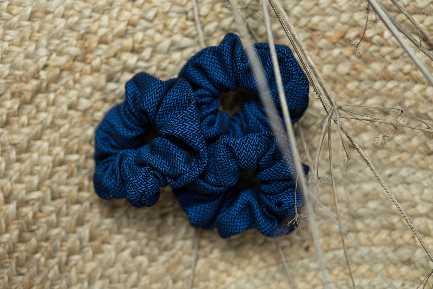 Das perfekte Accessoire zur Babytrage! Das voluminöse Haargummi aus original LennyLamb Tragetuchstoff ist schonend zum Haar und super nachhaltig.
