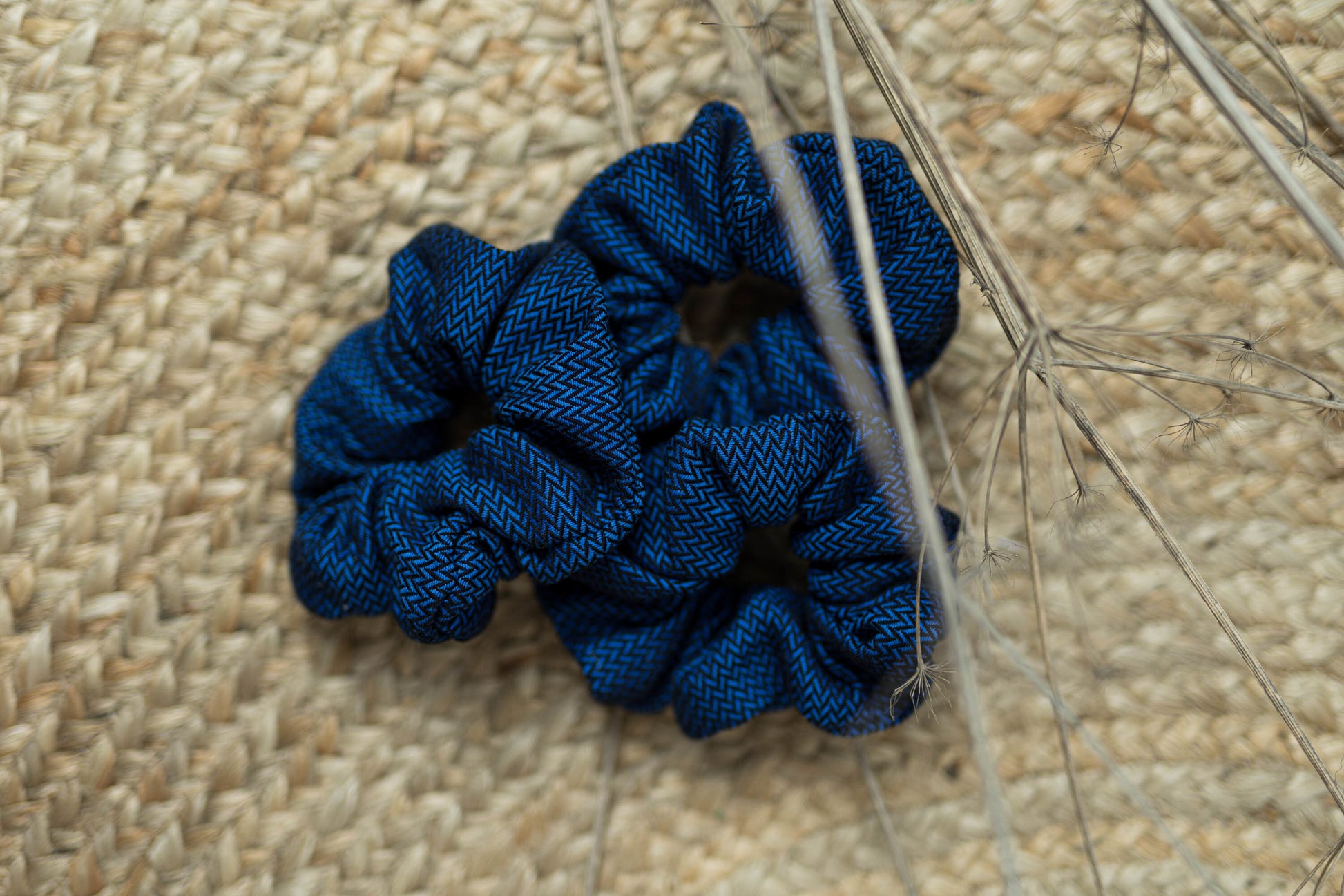 Das perfekte Accessoire zur Babytrage! Das voluminöse Haargummi aus original LennyLamb Tragetuchstoff ist schonend zum Haar und super nachhaltig.