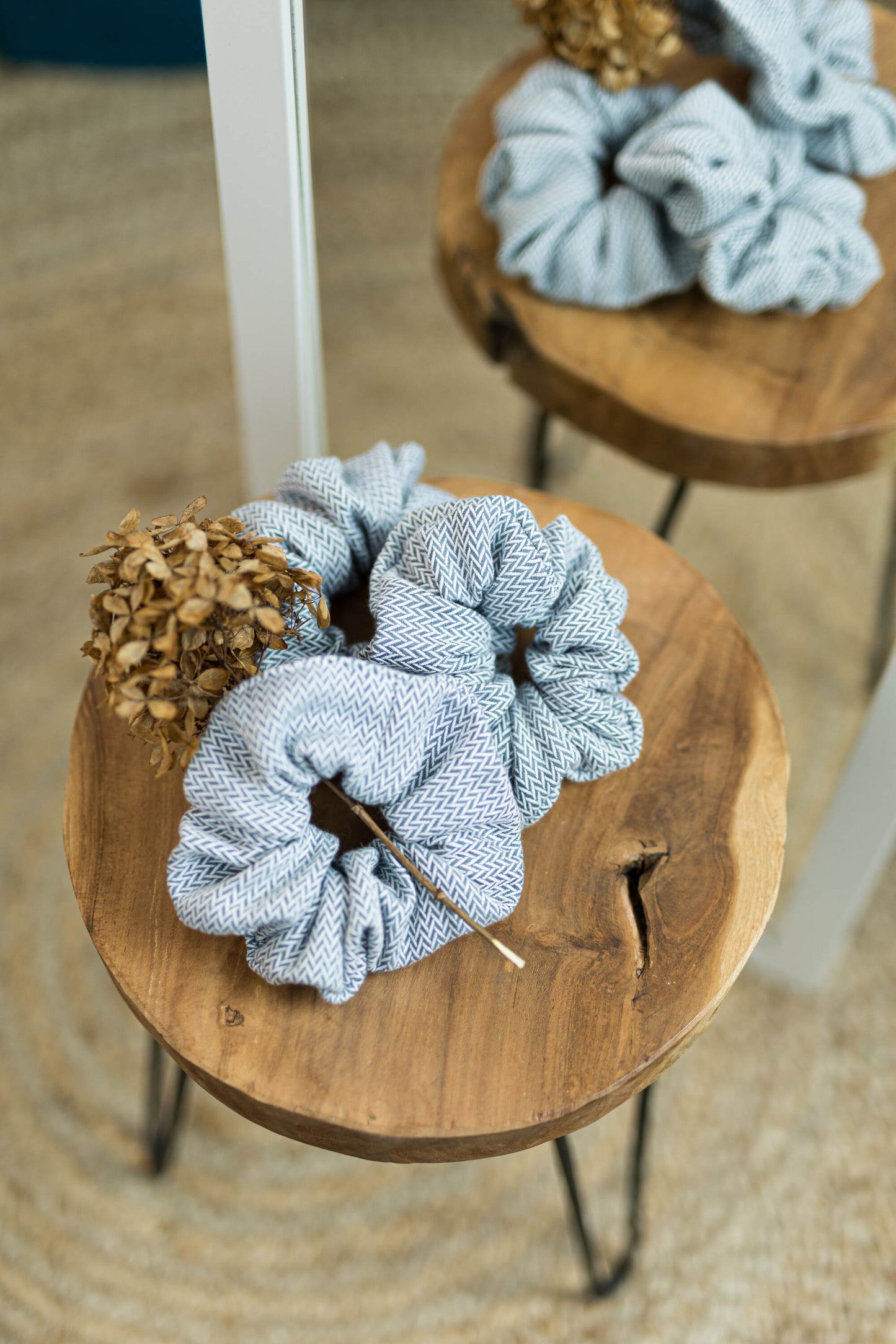 Das perfekte Accessoire zur Babytrage! Das voluminöse Haargummi aus original LennyLamb Tragetuchstoff ist schonend zum Haar und super nachhaltig.