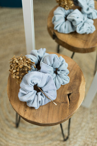 Das perfekte Accessoire zur Babytrage! Das voluminöse Haargummi aus original LennyLamb Tragetuchstoff ist schonend zum Haar und super nachhaltig.