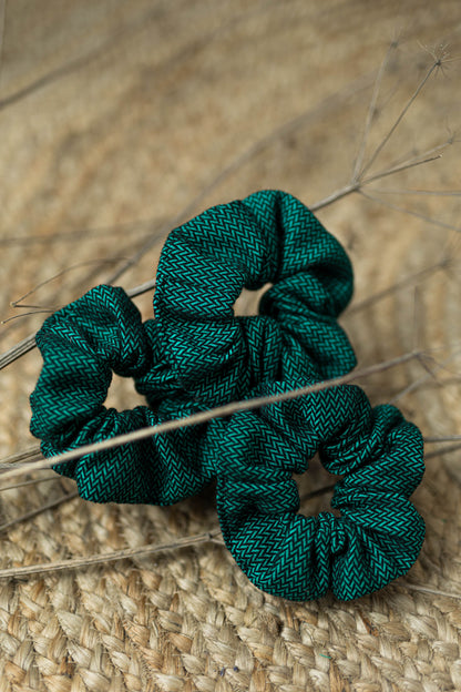 Das perfekte Accessoire zur Babytrage! Das voluminöse Haargummi aus original LennyLamb Tragetuchstoff ist schonend zum Haar und super nachhaltig.