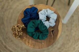 Das perfekte Accessoire zur Babytrage! Das voluminöse Haargummi aus original LennyLamb Tragetuchstoff ist schonend zum Haar und super nachhaltig.