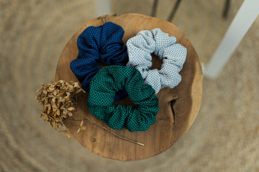 Das perfekte Accessoire zur Babytrage! Das voluminöse Haargummi aus original LennyLamb Tragetuchstoff ist schonend zum Haar und super nachhaltig.