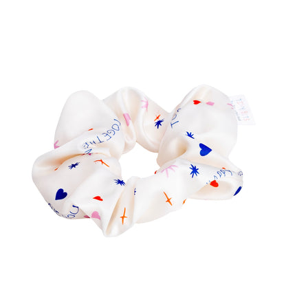 Verhindert Ziepen und Haarbruch! Das weiche Satin-Scrunchie bändigt feines Kinderhaar sicher und sieht dabei zauberhaft glänzend aus.