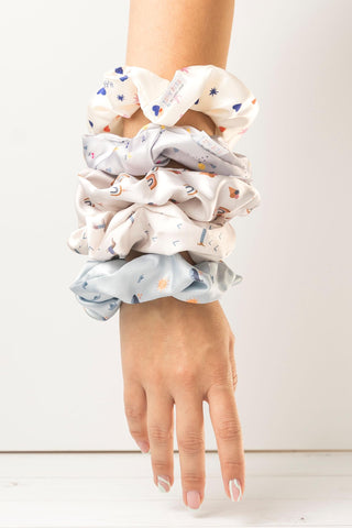 Verhindert Ziepen und Haarbruch! Das weiche Satin-Scrunchie bändigt feines Kinderhaar sicher und sieht dabei zauberhaft glänzend aus.