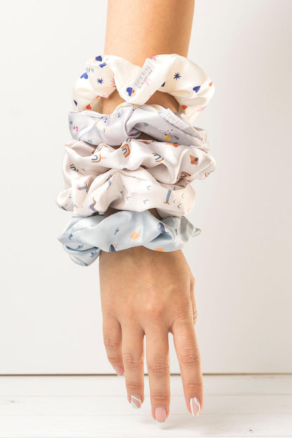 Verhindert Ziepen und Haarbruch! Das weiche Satin-Scrunchie bändigt feines Kinderhaar sicher und sieht dabei zauberhaft glänzend aus.