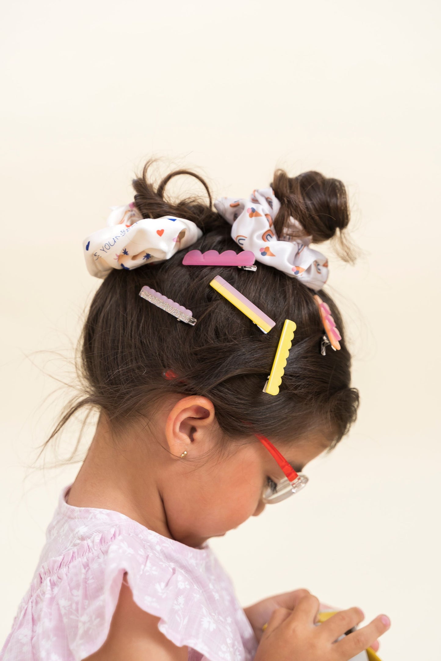 Verhindert Ziepen und Haarbruch! Das weiche Satin-Scrunchie bändigt feines Kinderhaar sicher und sieht dabei zauberhaft glänzend aus.
